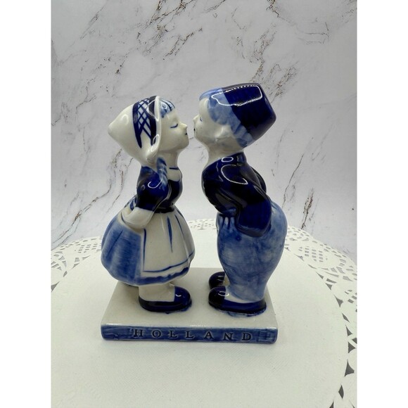 Delft Blue 5" Figurine Boy & Girl Kissing Made In Holland Hand Painted 755 - Picture 3 of 9
